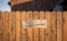 Foto de cerca com placa "This Way" - O que é o coaching | Sílvia Figueira Eneacoaching