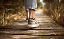 Foto de pés a caminhar | O que é o Eneacoaching | Sílvia Figueira Eneacoaching