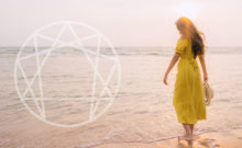 Foto de mulher na praia com simbolo do Eneagrama | O que é o Eneagrama | Sílvia Figueira Eneacoaching